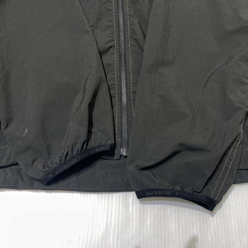 【中古品】【メンズ】 GRAMICCI グラミチ × AND WANDER アンドワンダー 別注コラボ BRUSHED NYLON JACKET GUJ5-S3000 ブラッシュド ナイロンジャケット ライトアウター 144-260925-yo-04-teih サイズ：M カラー：チャコール 万代Net店