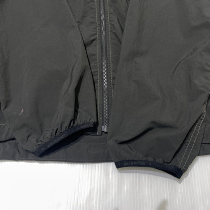 【中古品】【メンズ】 GRAMICCI グラミチ × AND WANDER アンドワンダー 別注コラボ BRUSHED NYLON JACKET GUJ5-S3000 ブラッシュド ナイロンジャケット ライトアウター 144-260925-yo-04-teih サイズ：M カラー：チャコール 万代Net店