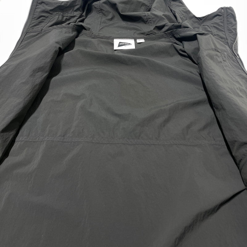 【中古品】【メンズ】 GRAMICCI グラミチ × AND WANDER アンドワンダー 別注コラボ BRUSHED NYLON JACKET GUJ5-S3000 ブラッシュド ナイロンジャケット ライトアウター 144-260925-yo-04-teih サイズ：M カラー：チャコール 万代Net店
