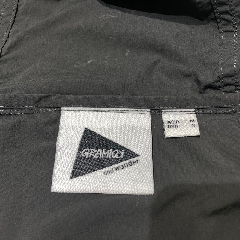 【中古品】【メンズ】 GRAMICCI グラミチ × AND WANDER アンドワンダー 別注コラボ BRUSHED NYLON JACKET GUJ5-S3000 ブラッシュド ナイロンジャケット ライトアウター 144-260925-yo-04-teih サイズ：M カラー：チャコール 万代Net店