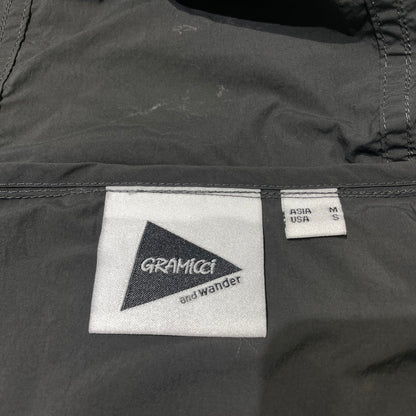 【中古品】【メンズ】 GRAMICCI グラミチ × AND WANDER アンドワンダー 別注コラボ BRUSHED NYLON JACKET GUJ5-S3000 ブラッシュド ナイロンジャケット ライトアウター 144-260925-yo-04-teih サイズ：M カラー：チャコール 万代Net店