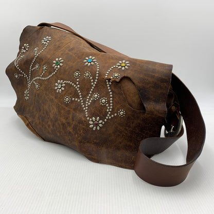【現状渡し品】【メンズ】 HTC エイチティーシー LEATHER SHOULDER BAG レザーショルダーバッグ カバン フラワースタッズ 188-260926-ko-02-teih カラー：ブラウン 万代Net店