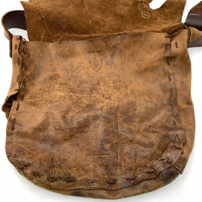 【現状渡し品】【メンズ】 HTC エイチティーシー LEATHER SHOULDER BAG レザーショルダーバッグ カバン フラワースタッズ 188-260926-ko-02-teih カラー：ブラウン 万代Net店