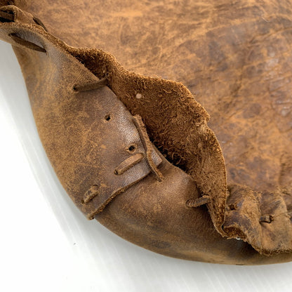 【現状渡し品】【メンズ】 HTC エイチティーシー LEATHER SHOULDER BAG レザーショルダーバッグ カバン フラワースタッズ 188-260926-ko-02-teih カラー：ブラウン 万代Net店