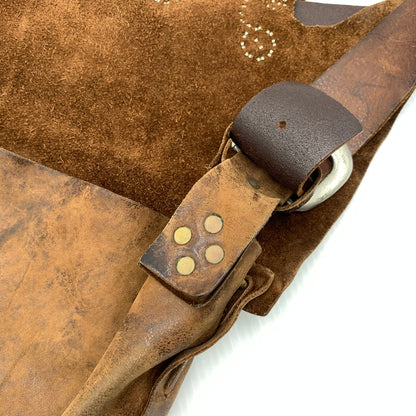 【現状渡し品】【メンズ】 HTC エイチティーシー LEATHER SHOULDER BAG レザーショルダーバッグ カバン フラワースタッズ 188-260926-ko-02-teih カラー：ブラウン 万代Net店