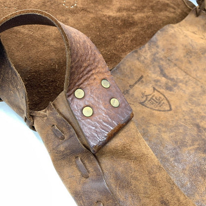 【現状渡し品】【メンズ】 HTC エイチティーシー LEATHER SHOULDER BAG レザーショルダーバッグ カバン フラワースタッズ 188-260926-ko-02-teih カラー：ブラウン 万代Net店