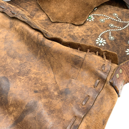 【現状渡し品】【メンズ】 HTC エイチティーシー LEATHER SHOULDER BAG レザーショルダーバッグ カバン フラワースタッズ 188-260926-ko-02-teih カラー：ブラウン 万代Net店