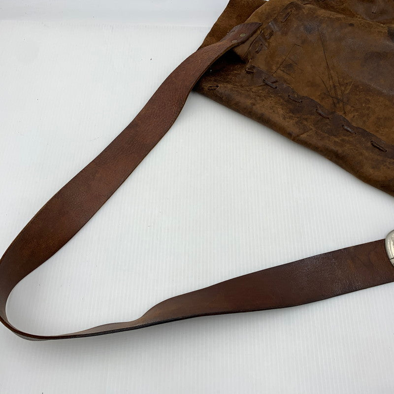 【現状渡し品】【メンズ】 HTC エイチティーシー LEATHER SHOULDER BAG レザーショルダーバッグ カバン フラワースタッズ 188-260926-ko-02-teih カラー：ブラウン 万代Net店