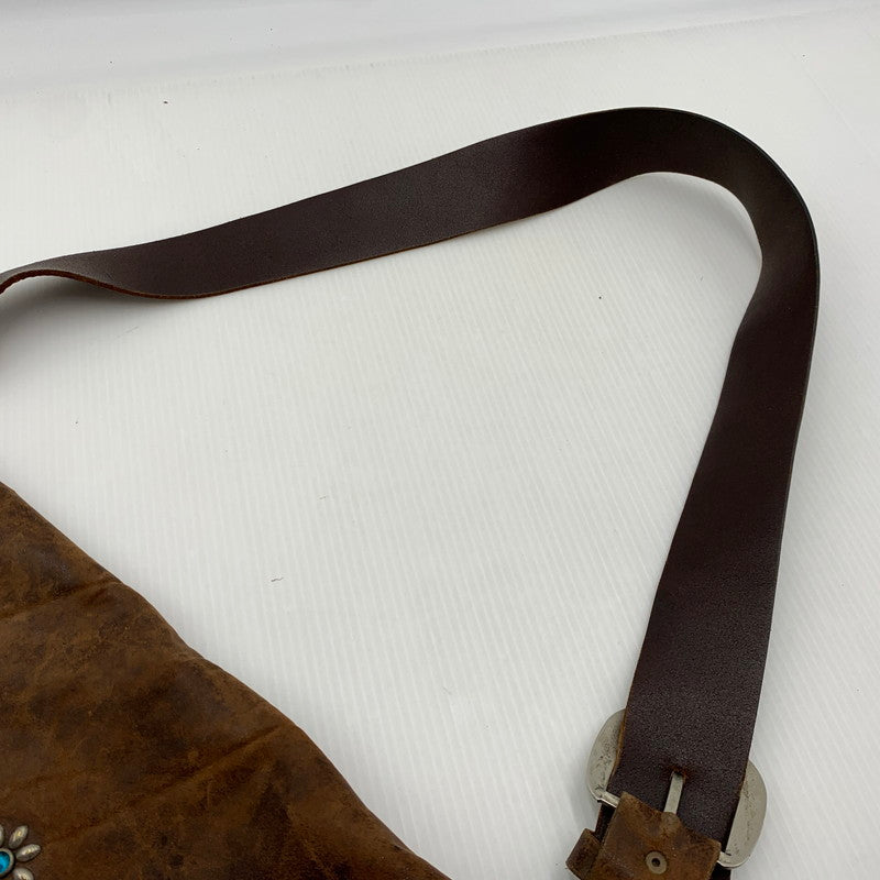 【現状渡し品】【メンズ】 HTC エイチティーシー LEATHER SHOULDER BAG レザーショルダーバッグ カバン フラワースタッズ 188-260926-ko-02-teih カラー：ブラウン 万代Net店