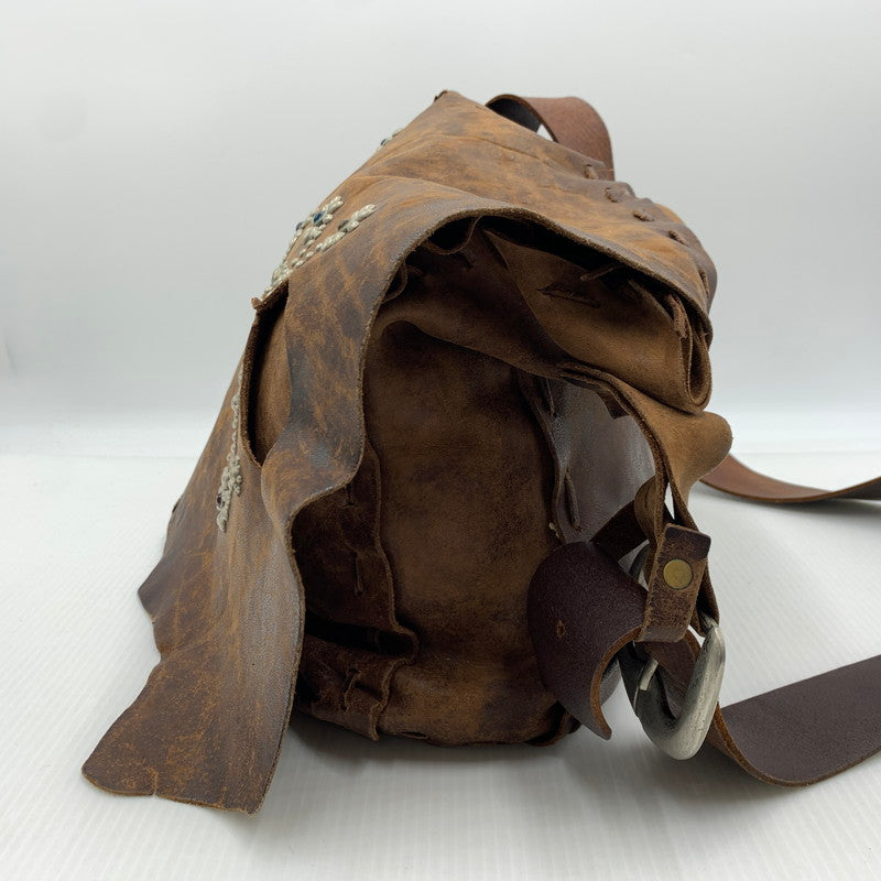 【現状渡し品】【メンズ】 HTC エイチティーシー LEATHER SHOULDER BAG レザーショルダーバッグ カバン フラワースタッズ 188-260926-ko-02-teih カラー：ブラウン 万代Net店