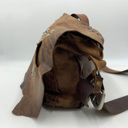 【現状渡し品】【メンズ】 HTC エイチティーシー LEATHER SHOULDER BAG レザーショルダーバッグ カバン フラワースタッズ 188-260926-ko-02-teih カラー：ブラウン 万代Net店