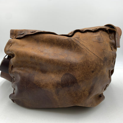 【現状渡し品】【メンズ】 HTC エイチティーシー LEATHER SHOULDER BAG レザーショルダーバッグ カバン フラワースタッズ 188-260926-ko-02-teih カラー：ブラウン 万代Net店