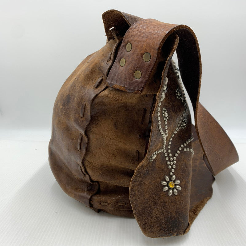 【現状渡し品】【メンズ】 HTC エイチティーシー LEATHER SHOULDER BAG レザーショルダーバッグ カバン フラワースタッズ 188-260926-ko-02-teih カラー：ブラウン 万代Net店