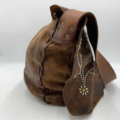 【現状渡し品】【メンズ】 HTC エイチティーシー LEATHER SHOULDER BAG レザーショルダーバッグ カバン フラワースタッズ 188-260926-ko-02-teih カラー：ブラウン 万代Net店