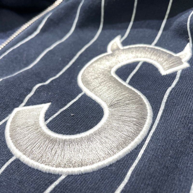 【中古品】【メンズ】 Supreme シュプリーム 26SS DEVIL S LOGO ZIP UP HOODED SWEATSHIRT STRIPE デビル Sロゴ ジップアップフーデッド スウェット ストライプ アウター 149-260925-ss-03-teih サイズ：XL カラー：ネイビー 万代Net店