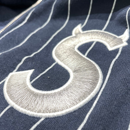 【中古品】【メンズ】 Supreme シュプリーム 26SS DEVIL S LOGO ZIP UP HOODED SWEATSHIRT STRIPE デビル Sロゴ ジップアップフーデッド スウェット ストライプ アウター 149-260925-ss-03-teih サイズ：XL カラー：ネイビー 万代Net店
