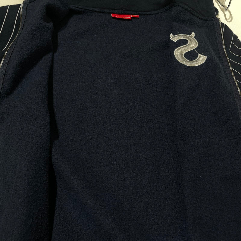 【中古品】【メンズ】 Supreme シュプリーム 26SS DEVIL S LOGO ZIP UP HOODED SWEATSHIRT STRIPE デビル Sロゴ ジップアップフーデッド スウェット ストライプ アウター 149-260925-ss-03-teih サイズ：XL カラー：ネイビー 万代Net店