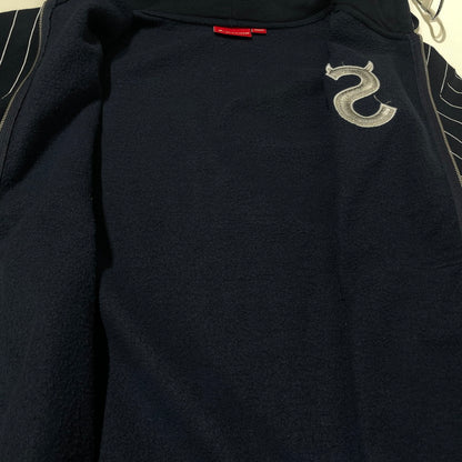 【中古品】【メンズ】 Supreme シュプリーム 26SS DEVIL S LOGO ZIP UP HOODED SWEATSHIRT STRIPE デビル Sロゴ ジップアップフーデッド スウェット ストライプ アウター 149-260925-ss-03-teih サイズ：XL カラー：ネイビー 万代Net店