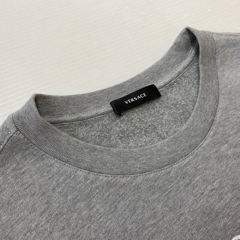 【中古品】【メンズ】 VERSACE ヴェルサーチェ LOGO CREW NECK SWEAT A87019S ロゴ クルーネック スウェット トップス トレーナー 141-260928-ss-02-teih サイズ：L カラー：グレー 万代Net店