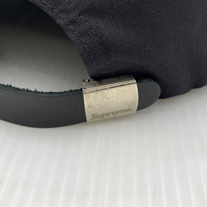 【現状渡し品】【メンズ】 SUPREME シュプリーム CORDURA S LOGO 6-PANEL CAP コーデュラ ロゴ 6パネル キャップ 帽子 149-260927-ko-31-teih カラー：ブラック 万代Net店