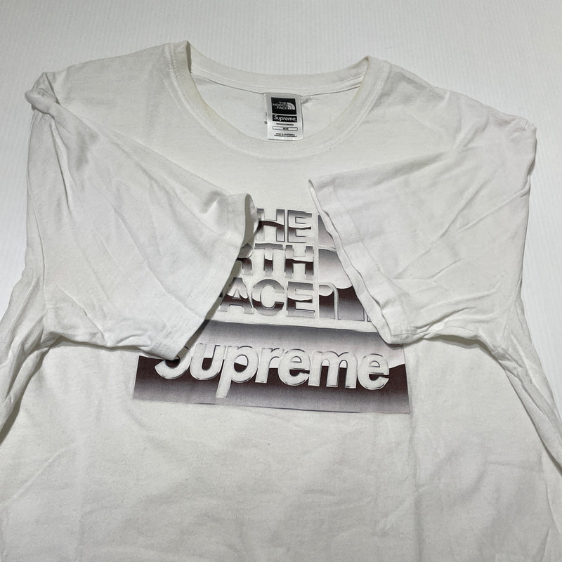 【現状渡し品】【メンズ】 SUPREME シュプリーム × THE NORTH FACE ザ ノースフェイス 18SS METALLIC LOGO TEE NT31808I 2018年 ショートスリーブ ロゴ Tシャツ 半袖 トップス 149-260929-sa-22-teih サイズ：M カラー：ホワイト 万代Net店