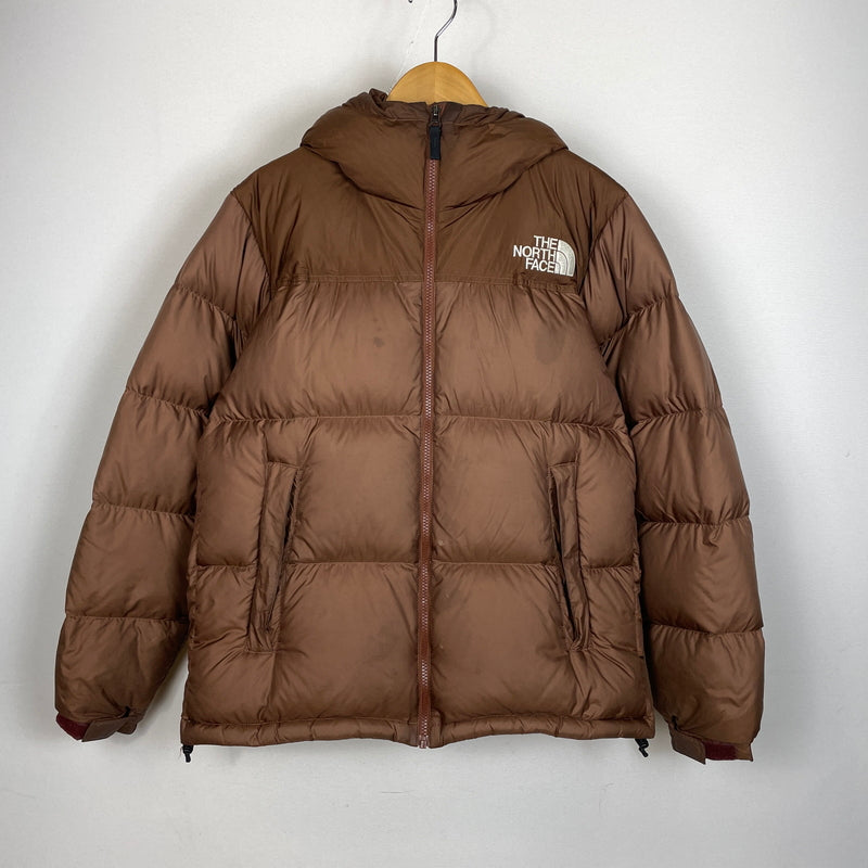 【中古品】【メンズ】 THE NORTH FACE ザ ノースフェイス NUPTSE HOODIE ND92232R ヌプシ フーディー アウター ジップアップパーカー ダウンジャケット 144-261003-ss-07-teih サイズ：M/※汚れ、破損等あり カラー：ブラウン 万代Net店