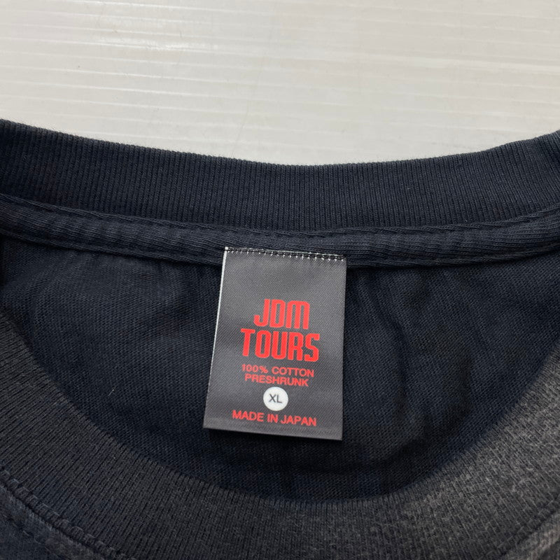 【中古品】【メンズ】 JDM TOURS ジェイディーエム ツアー × 頭文字D イニシャルD 別注コラボ 沙雪＆真子 PRINT S/S TEE プリント ショートスリーブ Tシャツ 半袖 トップス 140-260929-yo-12-teih サイズ：XL カラー：ブラック 万代Net店