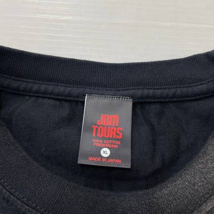 【中古品】【メンズ】 JDM TOURS ジェイディーエム ツアー × 頭文字D イニシャルD 別注コラボ 沙雪＆真子 PRINT S/S TEE プリント ショートスリーブ Tシャツ 半袖 トップス 140-260929-yo-12-teih サイズ：XL カラー：ブラック 万代Net店