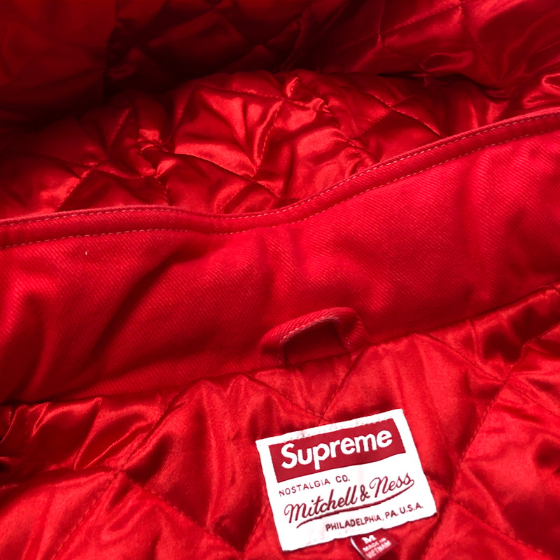 【中古品】【メンズ】 SUPREME シュプリーム × MITCHELL ＆ NESS ミッチェル アンド ネス 別注コラボ 24AW TWILL STADIUM JACKET 2024年秋冬 ツイル スタジアム ジャケット アウター 144-260929-sa-31-teih サイズ：M カラー：レッド 万代Net店