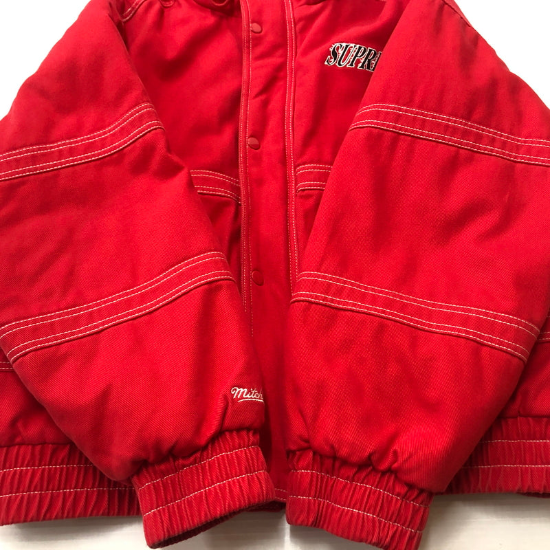【中古品】【メンズ】 SUPREME シュプリーム × MITCHELL ＆ NESS ミッチェル アンド ネス 別注コラボ 24AW TWILL STADIUM JACKET 2024年秋冬 ツイル スタジアム ジャケット アウター 144-260929-sa-31-teih サイズ：M カラー：レッド 万代Net店