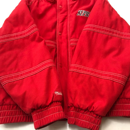 【中古品】【メンズ】 SUPREME シュプリーム × MITCHELL ＆ NESS ミッチェル アンド ネス 別注コラボ 24AW TWILL STADIUM JACKET 2024年秋冬 ツイル スタジアム ジャケット アウター 144-260929-sa-31-teih サイズ：M カラー：レッド 万代Net店