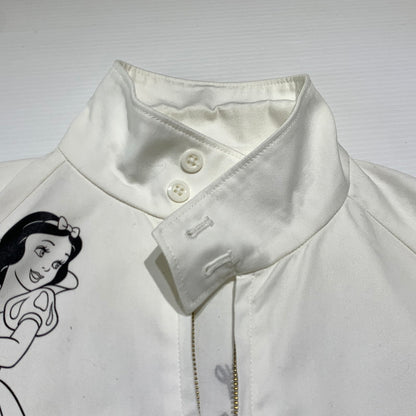【中古品】【メンズ】 SEQUEL シークエル × SNOW WHITE 白雪姫 別注 コラボ COTTON SWING TOP JACKET WE-24AW-SWJK-01 スウィングトップコットンジャケット ライトアウター WEEKEND限定 142-261001-ko-07-teih サイズ：S カラー：ホワイト 万代Net店