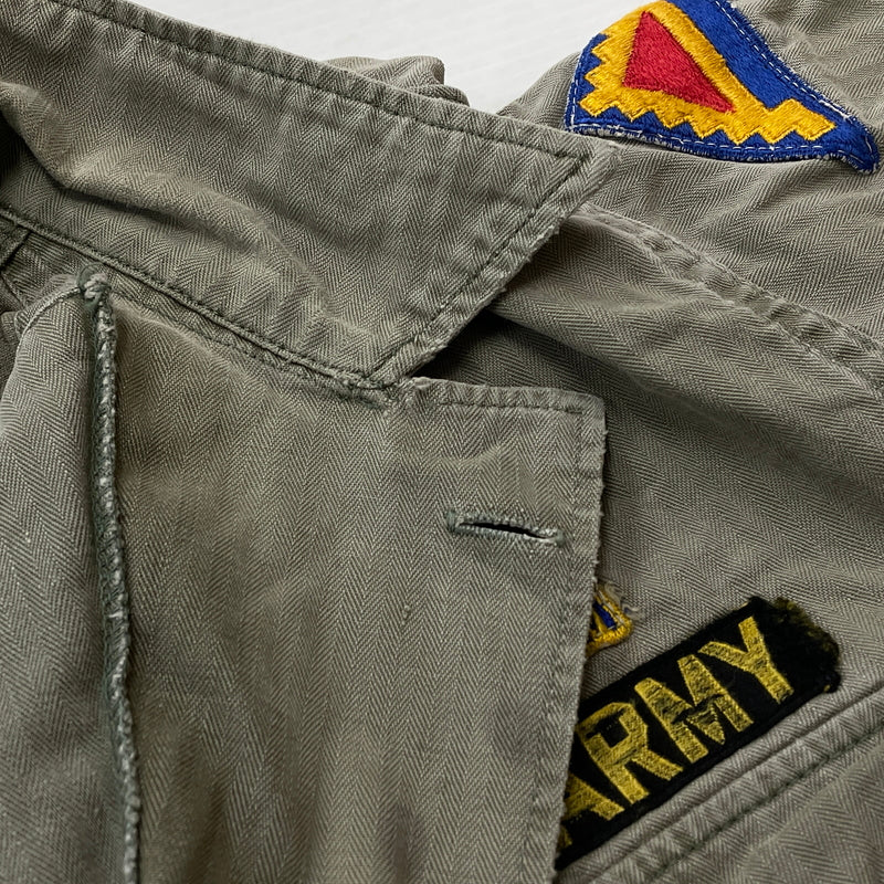 【現状渡し品】【メンズ】 U.S.ARMY アメリカ軍 HBT JACKET M-1943 エイチビーティ ジャケット アウター 145-261001-sa-08-teih サイズ：78R カラー：カーキ 万代Net店