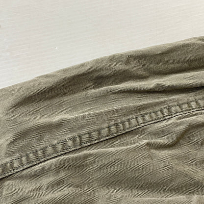 【現状渡し品】【メンズ】 U.S.ARMY アメリカ軍 HBT JACKET M-1943 エイチビーティ ジャケット アウター 145-261001-sa-08-teih サイズ：78R カラー：カーキ 万代Net店