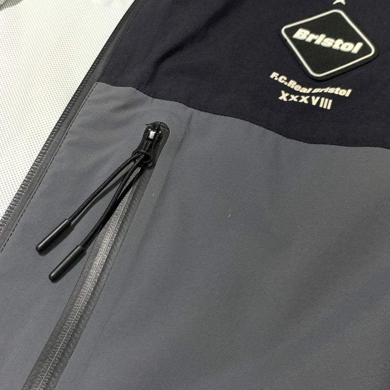 【現状渡し品】【メンズ】 F.C.R.B. エフシーアールビー TOUR JACKET FCRB-178031 ツアージャケット ライトアウター ナイロンパーカー 142-261006-ko-14-teih サイズ：L カラー：ブラック/グレー 万代Net店