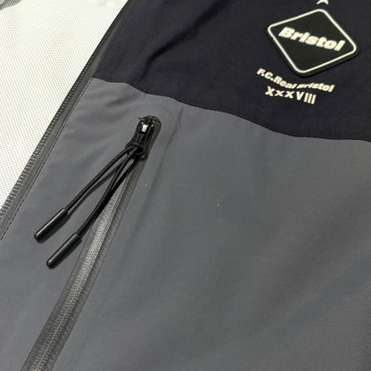 【現状渡し品】【メンズ】 F.C.R.B. エフシーアールビー TOUR JACKET FCRB-178031 ツアージャケット ライトアウター ナイロンパーカー 142-261006-ko-14-teih サイズ：L カラー：ブラック/グレー 万代Net店