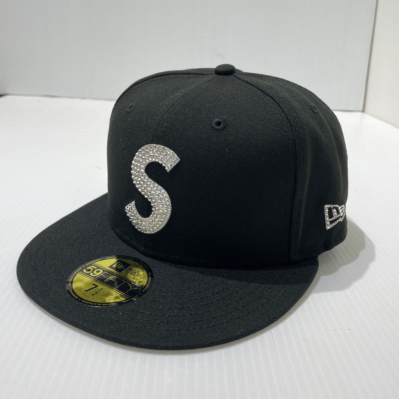 【中古品】【メンズ】 SUPREME シュプリーム × SWAROVSKI スワロフスキー 別注コラボ 25AW S LOGO NEW ERA ”BLACK” Sロゴ ニューエラ キャップ 帽子 185-261009-yo-14-teih サイズ：7 1/2(59.6cm) カラー：ブラック 万代Net店
