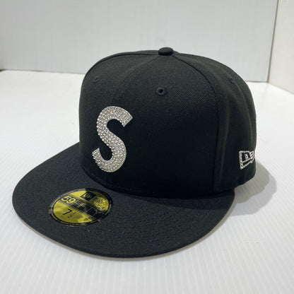 【中古品】【メンズ】 SUPREME シュプリーム × SWAROVSKI スワロフスキー 別注コラボ 25AW S LOGO NEW ERA ”BLACK” Sロゴ ニューエラ キャップ 帽子 185-261009-yo-14-teih サイズ：7 1/2(59.6cm) カラー：ブラック 万代Net店