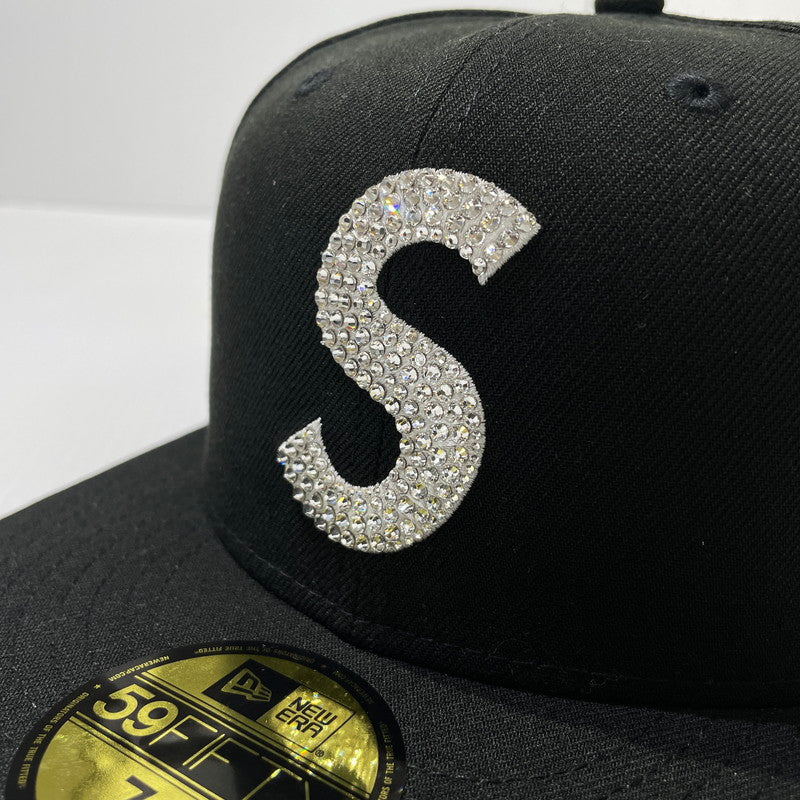 【中古品】【メンズ】 SUPREME シュプリーム × SWAROVSKI スワロフスキー 別注コラボ 25AW S LOGO NEW ERA ”BLACK” Sロゴ ニューエラ キャップ 帽子 185-261009-yo-14-teih サイズ：7 1/2(59.6cm) カラー：ブラック 万代Net店