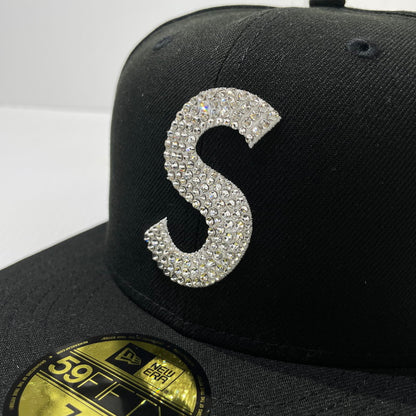 【中古品】【メンズ】 SUPREME シュプリーム × SWAROVSKI スワロフスキー 別注コラボ 25AW S LOGO NEW ERA ”BLACK” Sロゴ ニューエラ キャップ 帽子 185-261009-yo-14-teih サイズ：7 1/2(59.6cm) カラー：ブラック 万代Net店