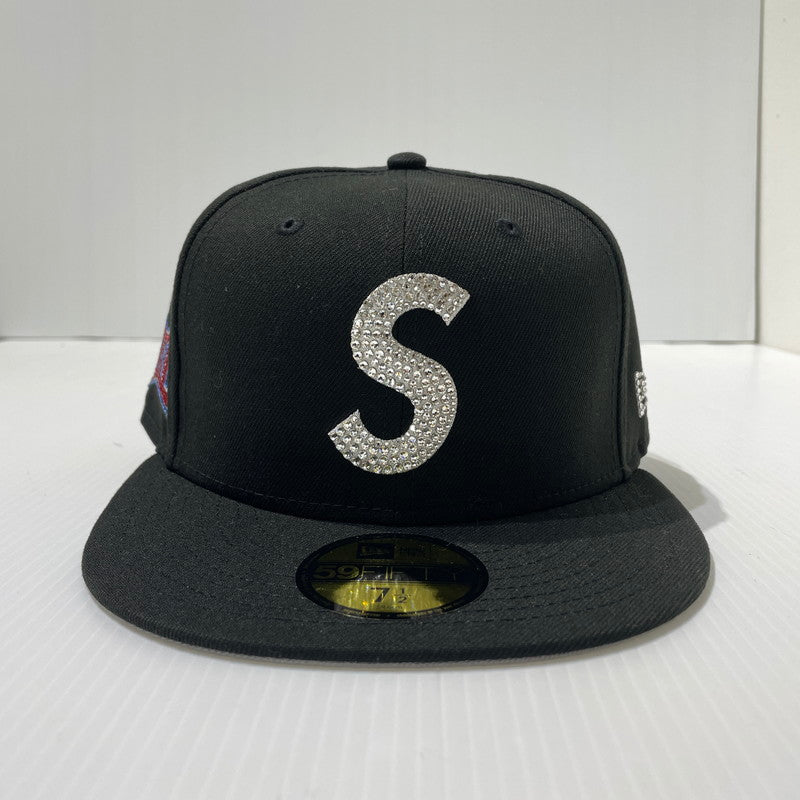 【中古品】【メンズ】 SUPREME シュプリーム × SWAROVSKI スワロフスキー 別注コラボ 25AW S LOGO NEW ERA ”BLACK” Sロゴ ニューエラ キャップ 帽子 185-261009-yo-14-teih サイズ：7 1/2(59.6cm) カラー：ブラック 万代Net店