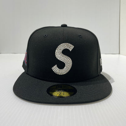 【中古品】【メンズ】 SUPREME シュプリーム × SWAROVSKI スワロフスキー 別注コラボ 25AW S LOGO NEW ERA ”BLACK” Sロゴ ニューエラ キャップ 帽子 185-261009-yo-14-teih サイズ：7 1/2(59.6cm) カラー：ブラック 万代Net店