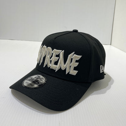 【中古品】【メンズ】 SUPREME シュプリーム 25AW SHARP SPELLOUT ADJUSTABLE NEW ERA CAP シャープ スペルアウト アジャスタブル ニューエラ キャップ 帽子 185-261009-yo-13-teih サイズ：ONE SIZE カラー：ブラック 万代Net店