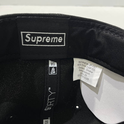 【中古品】【メンズ】 SUPREME シュプリーム 25AW SHARP SPELLOUT ADJUSTABLE NEW ERA CAP シャープ スペルアウト アジャスタブル ニューエラ キャップ 帽子 185-261009-yo-13-teih サイズ：ONE SIZE カラー：ブラック 万代Net店