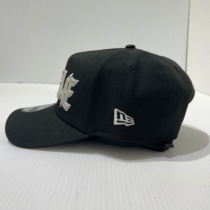 【中古品】【メンズ】 SUPREME シュプリーム 25AW SHARP SPELLOUT ADJUSTABLE NEW ERA CAP シャープ スペルアウト アジャスタブル ニューエラ キャップ 帽子 185-261009-yo-13-teih サイズ：ONE SIZE カラー：ブラック 万代Net店