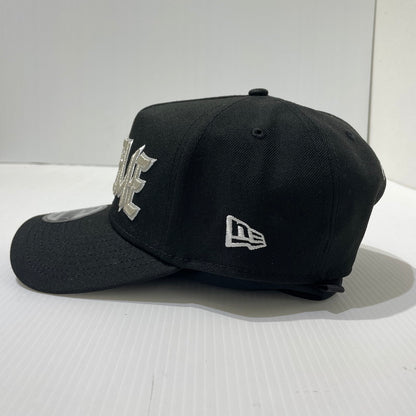 【中古品】【メンズ】 SUPREME シュプリーム 25AW SHARP SPELLOUT ADJUSTABLE NEW ERA CAP シャープ スペルアウト アジャスタブル ニューエラ キャップ 帽子 185-261009-yo-13-teih サイズ：ONE SIZE カラー：ブラック 万代Net店