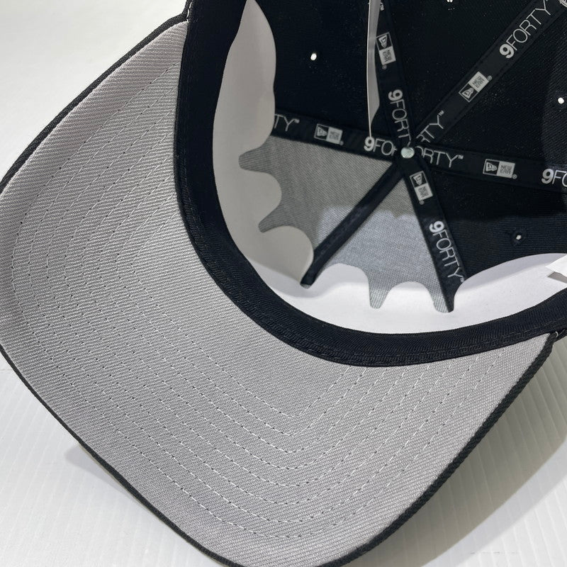 【中古品】【メンズ】 SUPREME シュプリーム 25AW SHARP SPELLOUT ADJUSTABLE NEW ERA CAP シャープ スペルアウト アジャスタブル ニューエラ キャップ 帽子 185-261009-yo-13-teih サイズ：ONE SIZE カラー：ブラック 万代Net店