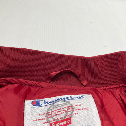 【中古品】【メンズ】 SUPREME シュプリーム × CHAMPION チャンピオン 別注コラボ 26AW QUILTED SATIN VARSITY JACKET 2026年秋冬 キルテッド サテン パーシティ ジャケット アウター 149-261004-sa-26-teih サイズ：XXL カラー：レッド 万代Net店