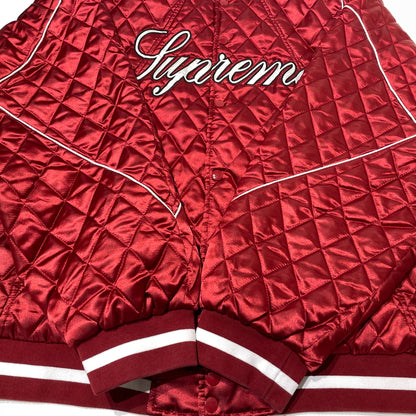 【中古品】【メンズ】 SUPREME シュプリーム × CHAMPION チャンピオン 別注コラボ 26AW QUILTED SATIN VARSITY JACKET 2026年秋冬 キルテッド サテン パーシティ ジャケット アウター 149-261004-sa-26-teih サイズ：XXL カラー：レッド 万代Net店