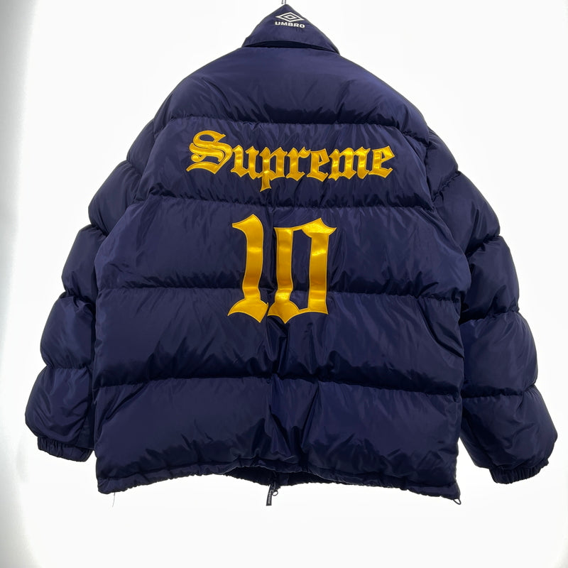 【中古品】【メンズ】 SUPREME シュプリーム × UMBRO アンブロ 別注コラボ 25AW DOWN PUFFER JACKET 2025年秋冬 ダウン パファー ジャケット アウター 149-261004-sa-27-teih サイズ：3XL カラー：ネイビー 万代Net店